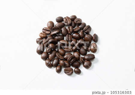 コーヒー豆の素材画像 俯瞰1まとまり コーヒー豆の素材画像 俯瞰1まとまり 105316303