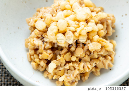 納豆アレンジ。天かすトッピングひきわり納豆。 納豆アレンジ。天かすトッピングひきわり納豆。 105316387