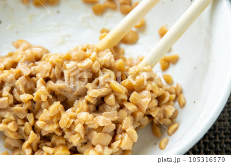 ひきわり納豆を箸で混ぜる。 ひきわり納豆を箸で混ぜる。 105316579