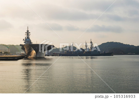 横須賀港 夕暮れの逸見岸壁の風景 105316933