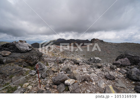 那須岳 茶臼岳山頂から北方面の山々を見る 手前に噴火口縁が見える 2023年5月30日 那須岳 茶臼岳山頂から北方面の山々を見る 手前に噴火口縁が見える 2023年5月30日 105316939