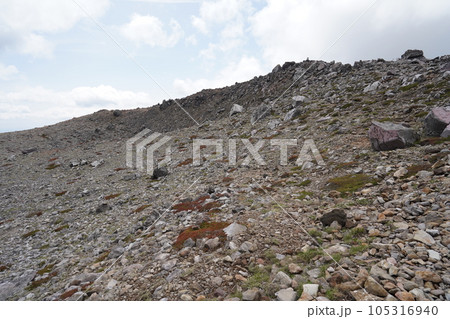 茶臼岳山頂部のお釜を時計回りに巡った場所から山頂方面を見る 2023年5月30日 茶臼岳山頂部のお釜を時計回りに巡った場所から山頂方面を見る 2023年5月30日 105316940