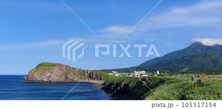 富士野園地から見る夕日ヶ丘展望台と利尻山　利尻島　北海道 105317154