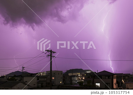 住宅地に落ちるカミナリ。夏の夜のイメージ。 105317754