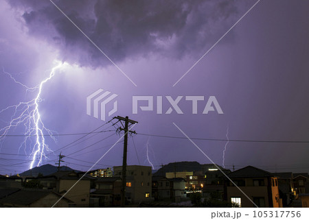 住宅地に落ちるカミナリ。夏の夜のイメージ。 105317756
