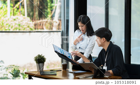 Male and female consult work and exchanges of opinions between chief executive officers. Male and female consult work and exchanges of opinions between chief executive officers. 105318091