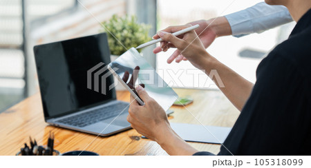 Closeup Business people consult work and exchange of opinions between chief executive officers. business finance concept 105318099