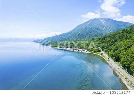 夏の支笏湖を空撮(ポロピナイ) 夏の支笏湖を空撮(ポロピナイ) 105318174