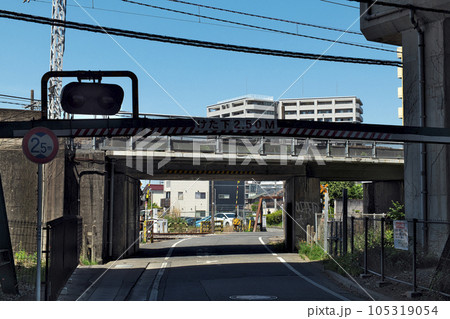 高崎市江木町の新幹線高架橋下の上越線両毛線信越本線の踏切 高崎市江木町の新幹線高架橋下の上越線両毛線信越本線の踏切 105319054