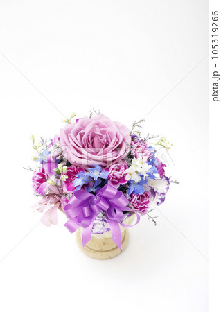 白い背景で撮ったカップ型花器に活けられたピンク 紫 ブルーの生花 105319266