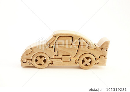 白い背景で撮影した木製 立体 車のパズル 白い背景で撮影した木製 立体 車のパズル 105319281
