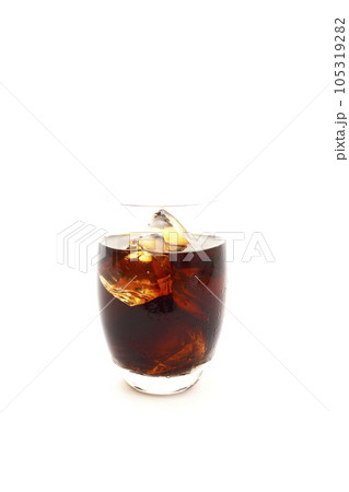 白い背景で撮影した氷の入ったアイスコーヒー 白い背景で撮影した氷の入ったアイスコーヒー 105319282
