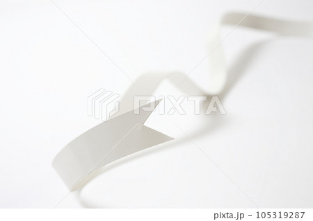白い背景で撮影した白いリボン 105319287