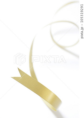 白い背景で撮影したゴールドのリボン 105319291