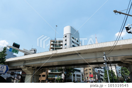 首都高速4号新宿線と明治通りの交差　北参道駅前　夏の青空　東京都渋谷区千駄ケ谷 105319545