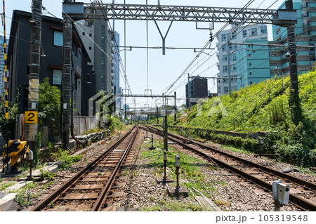 湘南新宿ラインと埼京線の線路　代々木駅近く　夏の青空　東京都渋谷区千駄ケ谷 105319548