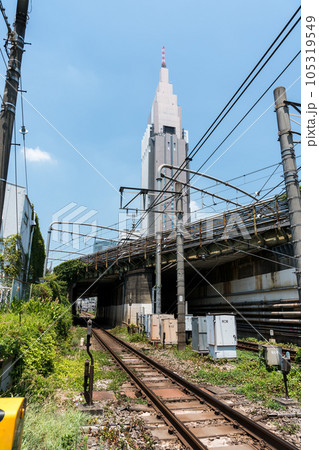 湘南新宿ラインと埼京線と中央線の線路とドコモ代々木ビル　代々木駅近く　夏の青空　東京都渋谷区千駄ケ谷 105319549