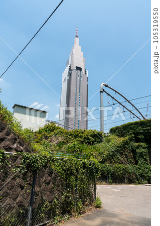 代々木駅近くからドコモ代々木ビルを眺める　夏の青空　東京都渋谷区千駄ケ谷 105319550