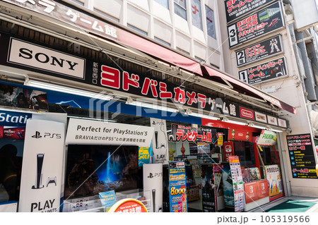 ヨドバシカメラ　ゲーム館　入口　新宿駅西口　夏の青空　東京都新宿区西新宿 105319566