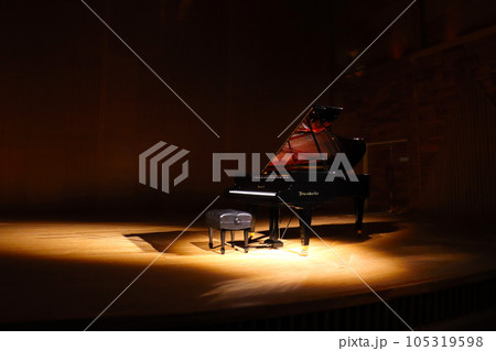 ステージにあるピアノ 105319598