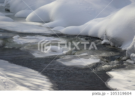 凍り付く川 105319604