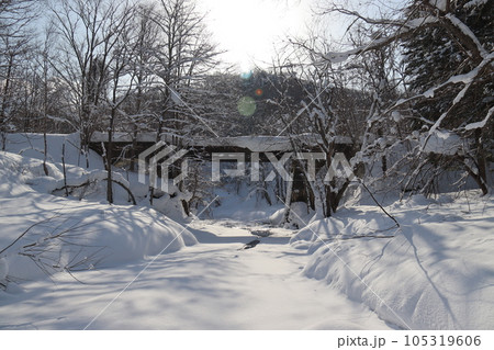 雪景色と線路 105319606