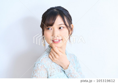 私服の若い女性 シースルーファッション 私服の若い女性 シースルーファッション 105319612