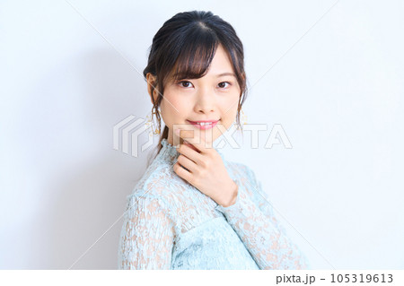 私服の若い女性 シースルーファッション 私服の若い女性 シースルーファッション 105319613