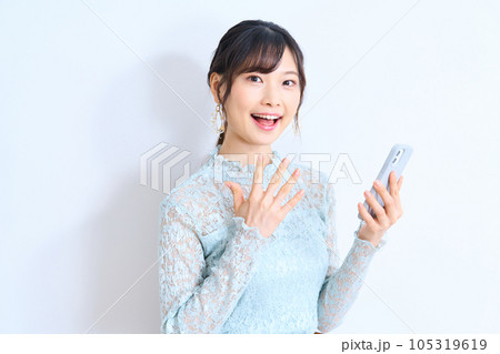 私服の若い女性　シースルーファッション 105319619