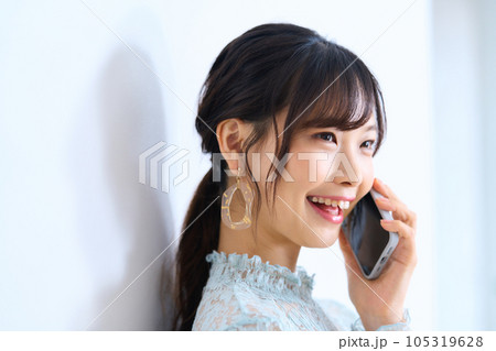 私服の若い女性　シースルーファッション 105319628