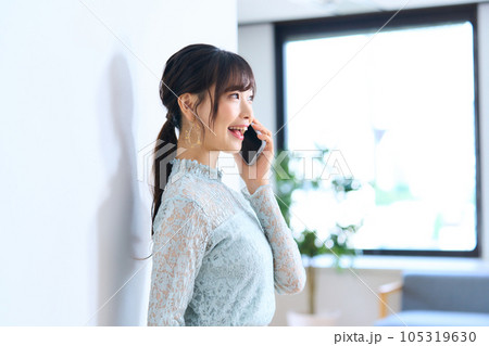 私服の若い女性　シースルーファッション 105319630