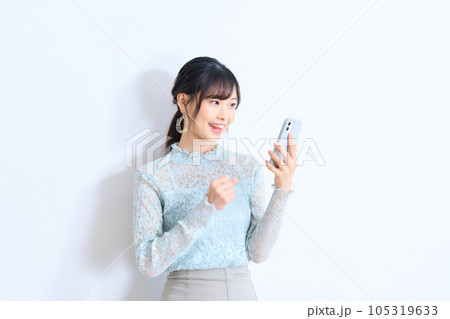 私服の若い女性　シースルーファッション 105319633