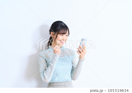 私服の若い女性　シースルーファッション 105319634