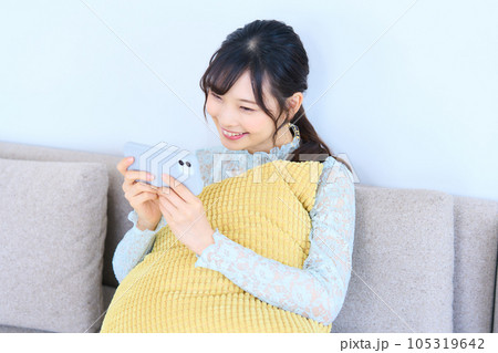 私服の若い女性 シースルーファッション 私服の若い女性 シースルーファッション 105319642