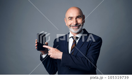 スマホ画面を見せる外国人男性 スマホ画面を見せる外国人男性 105319739