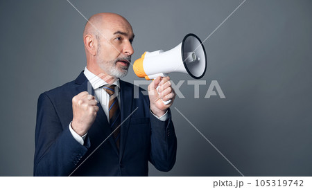 拡声器で叫ぶ外国人男性 105319742
