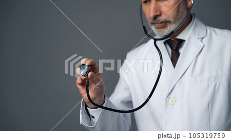 聴診器を持つ白衣を着た外国人男性 聴診器を持つ白衣を着た外国人男性 105319759