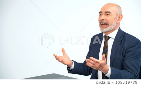 オフィスで会話する外国人男性 105319779