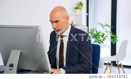 オフィスでパソコンを使って作業する外国人ビジネスマン オフィスでパソコンを使って作業する外国人ビジネスマン 105319781