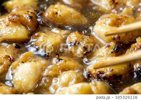 残った焼鳥(ぼんじり)リメイク調理シーン。卵とじするためだし汁の入ったフライパンで煮る。 残った焼鳥(ぼんじり)リメイク調理シーン。卵とじするためだし汁の入ったフライパンで煮る。 105320116