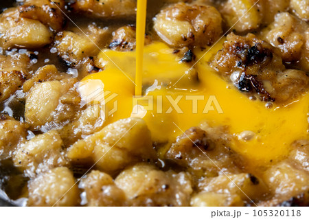 焼鳥(ぼんじり)の卵とじ調理シーン。残った焼鳥リメイクイメージ。 105320118