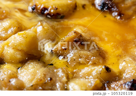 焼鳥(ぼんじり)の卵とじ調理シーン。残った焼鳥リメイクイメージ。 105320119