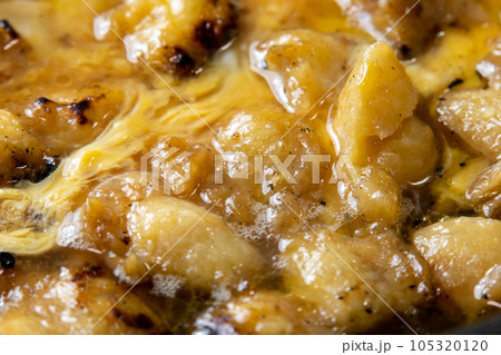 焼鳥(ぼんじり)の卵とじ調理シーン。残った焼鳥リメイクイメージ。 105320120