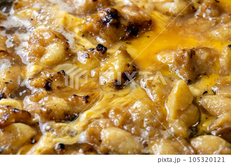 焼鳥(ぼんじり)の卵とじ調理シーン。残った焼鳥リメイクイメージ。 105320121