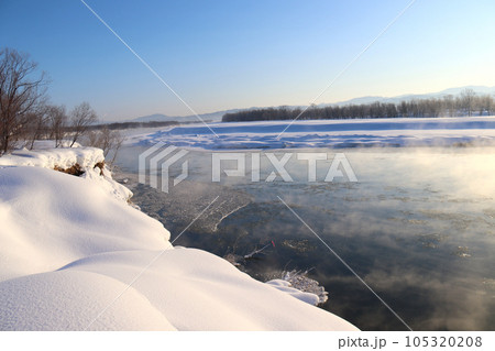 冬の石狩川と気嵐 105320208