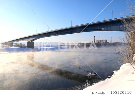 石狩川と気嵐と橋 105320210