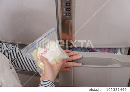 【冷凍室からバターを出す主婦】 105321446