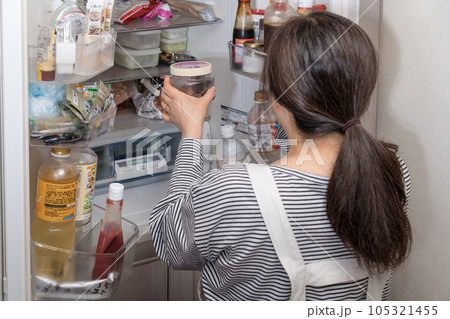 【冷蔵室から梅干しを取り出す主婦】 【冷蔵室から梅干しを取り出す主婦】 105321455