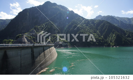 絶景！初夏の黒部ダムとコバルトブルーのダム湖 105321632