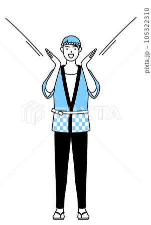 口に手を当てて呼び込みをする夏祭りの法被を着た男性 105322310